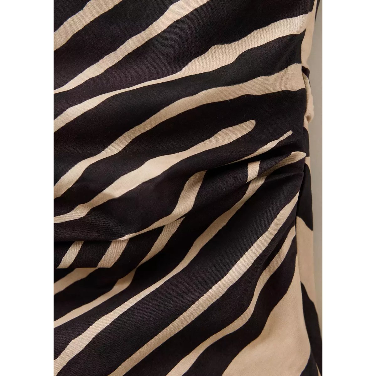 Top asymétrique drapé noir, MANGO