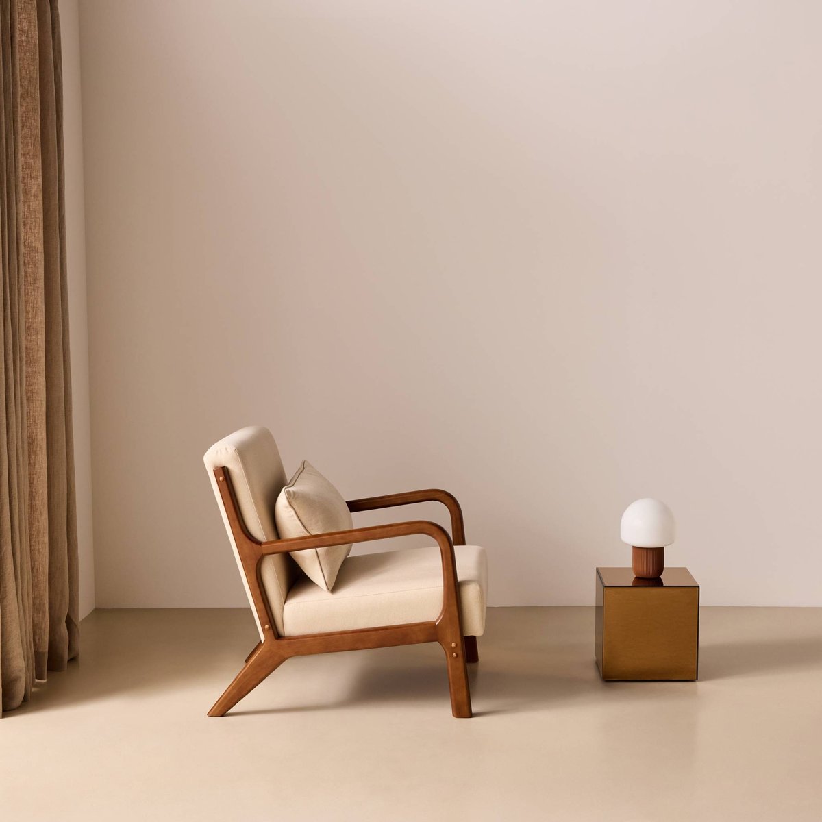 Fauteuil scandinave bois d'hévéa teinté noyer et tissu LORENS beige, SWEEEK