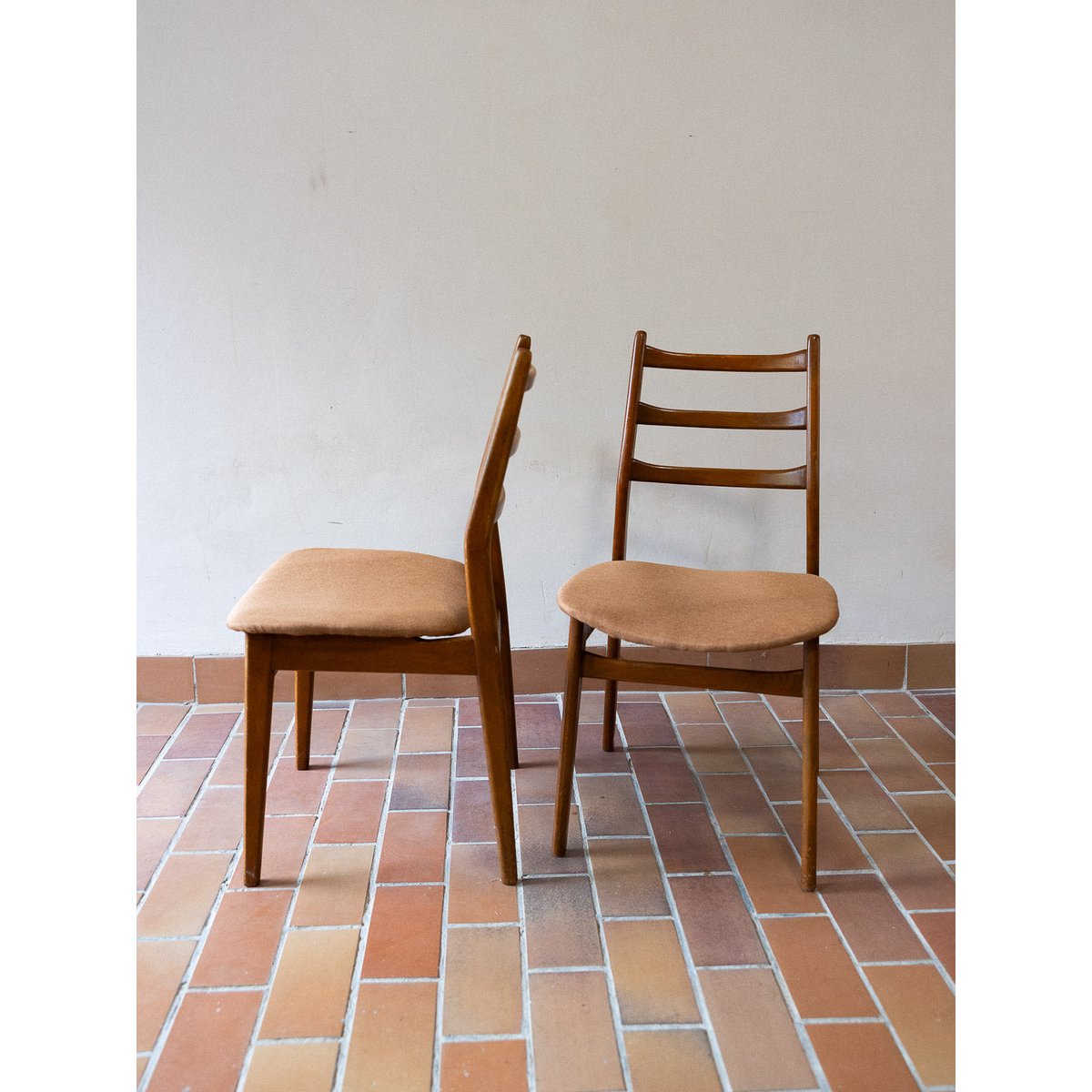 Paire de chaises scandinaves Alma N°1791 - Bon état bois foncé, DEBONGOUT