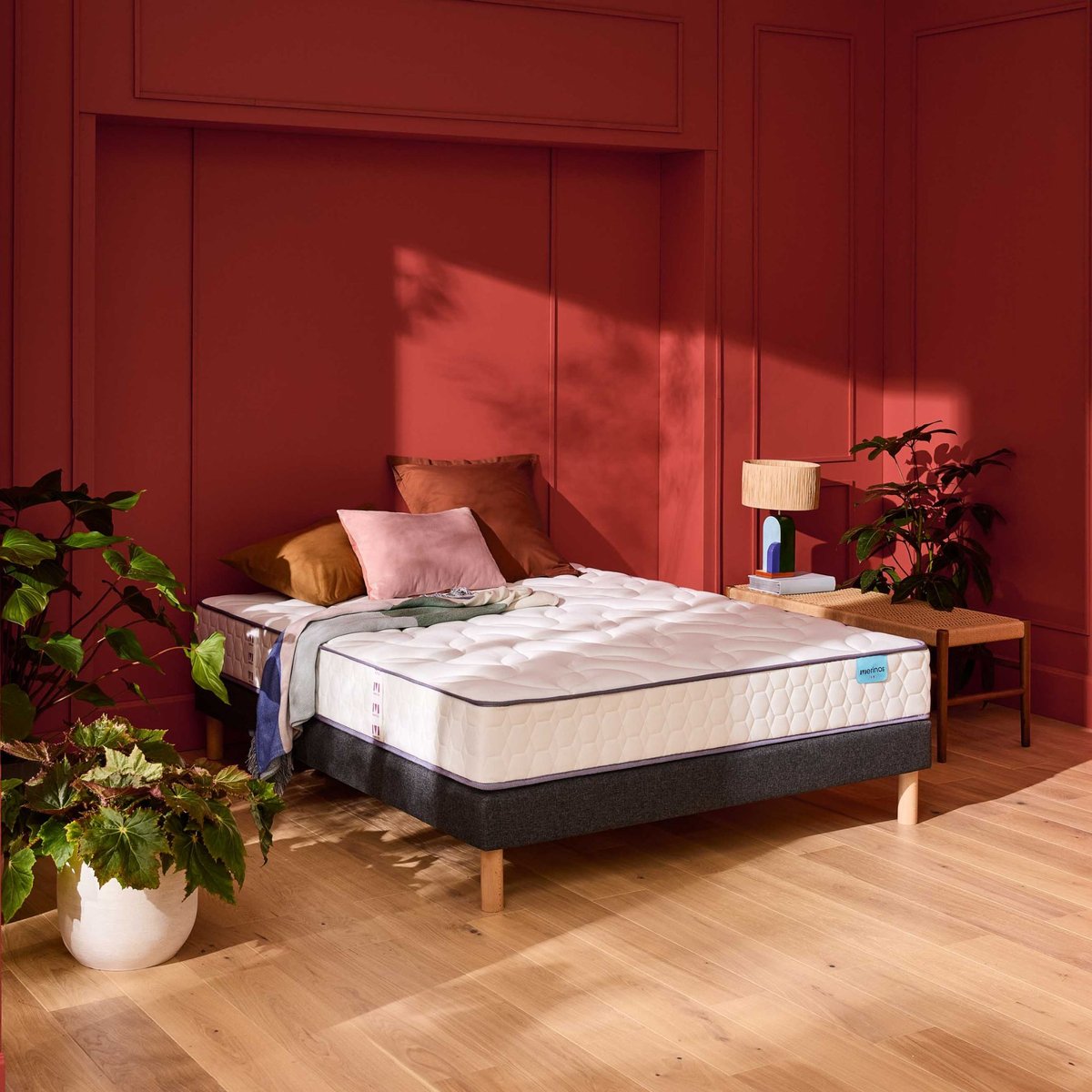 Ensemble matelas ressorts ensachés COSY LIT, sommier ferme et pieds blanc, MERINOS