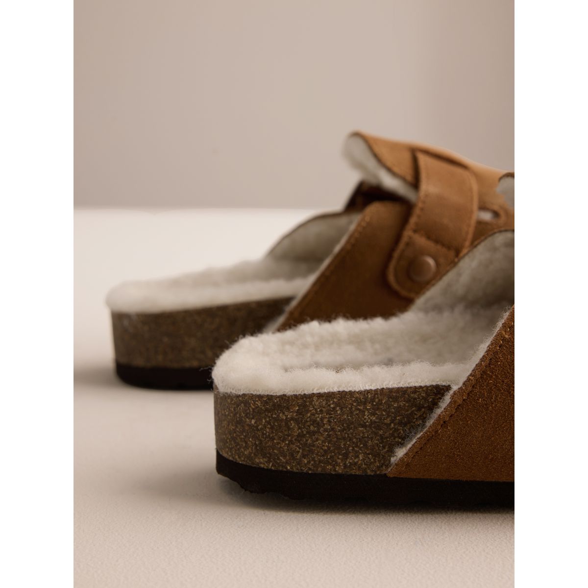 Chaussons mules en daim à boucle marron fauve, NEXT