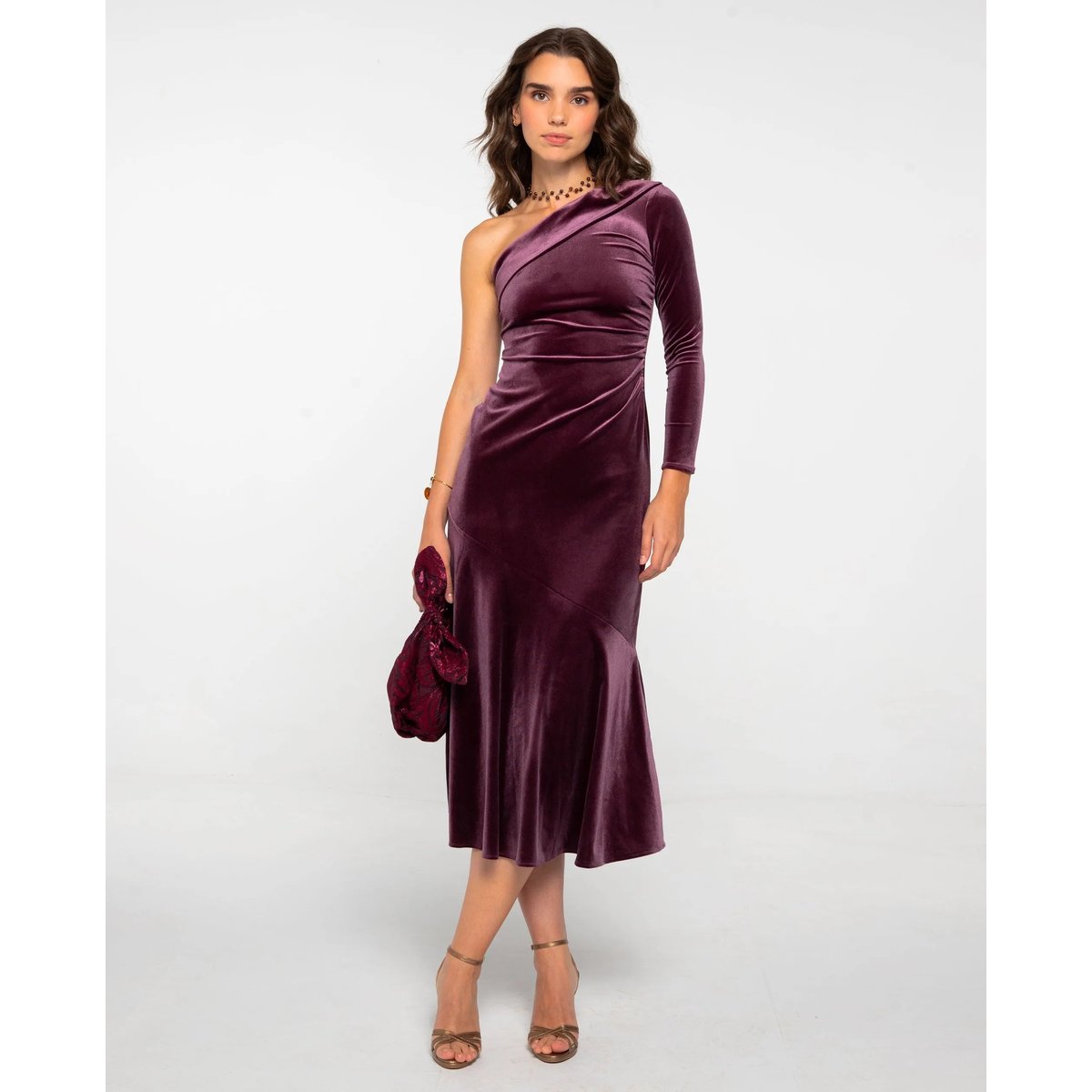 Robe midi avec encolure asymétrique, fronces sur le côté et volant dans le bas violet, THE-ARE