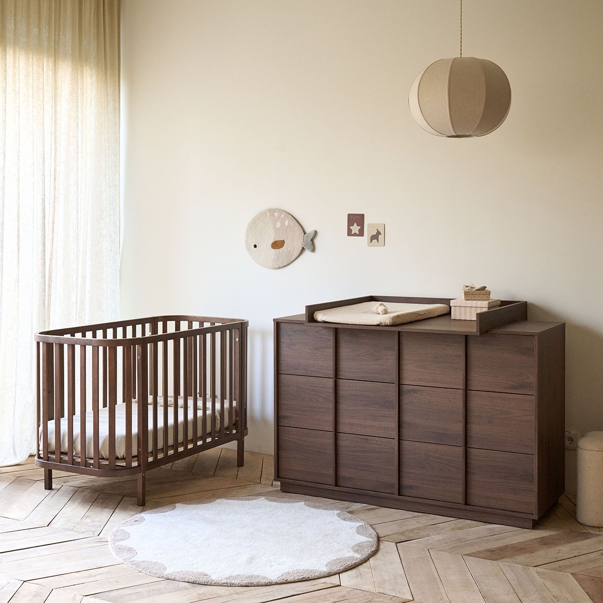 Lit bébé ovale COCON noyer foncé, PETITE AMELIE