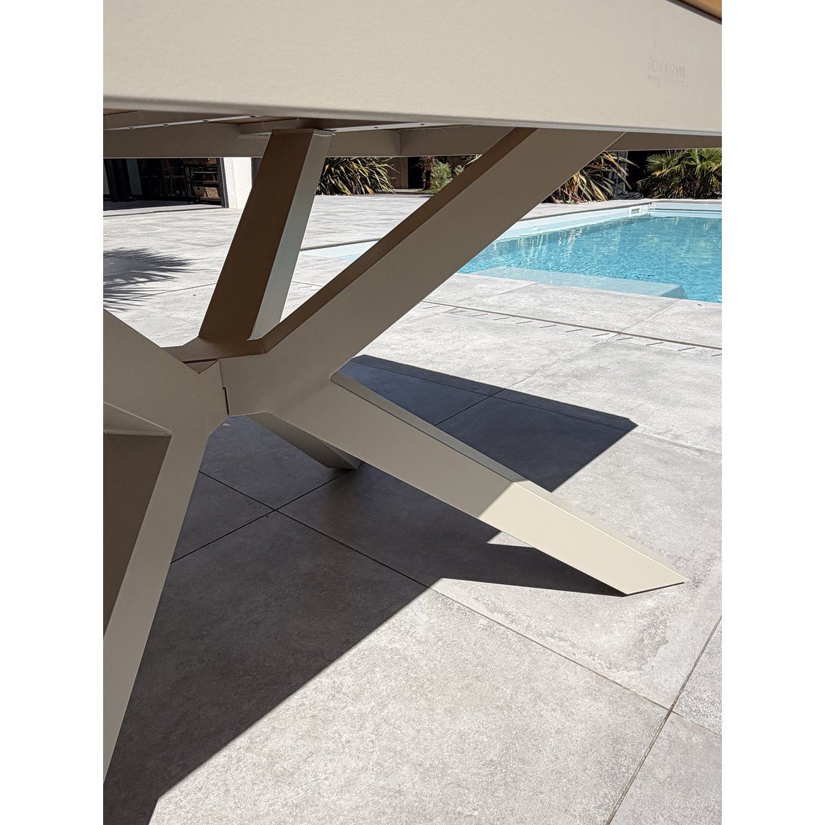 Table de jardin en alu plateau polywood  aspect bois LAMU grège, DCB GARDEN