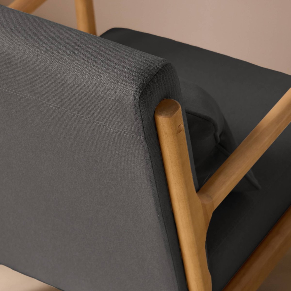 Fauteuil scandinave bois d'hévéa et tissu LORENS gris foncé, SWEEEK