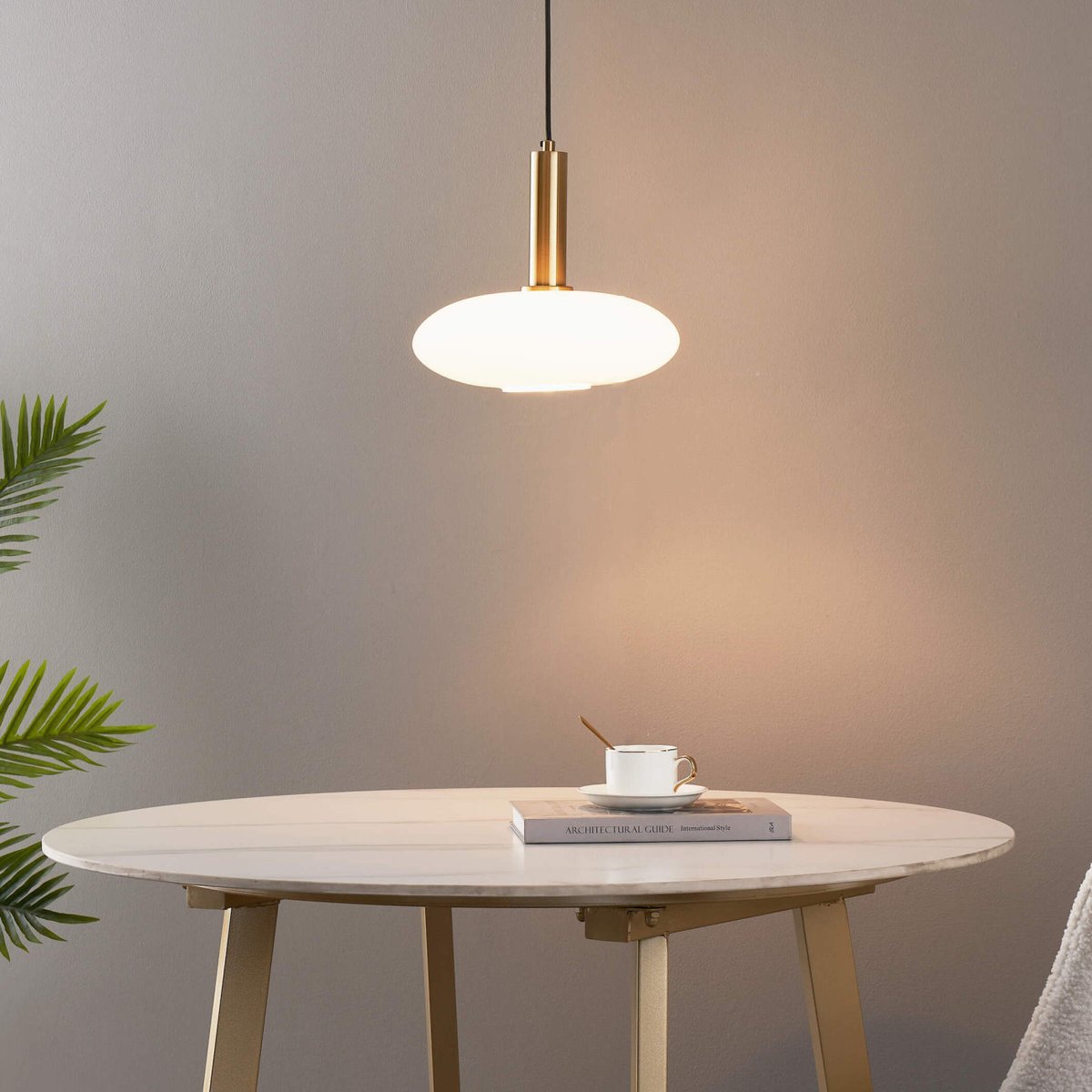 Suspension élégante à verre opalin – ZINNIA blanc et doré, KOSILUM