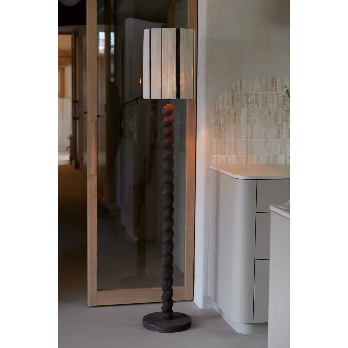 Lampadaire Bois NANNO gris, LIGHT & LIVING