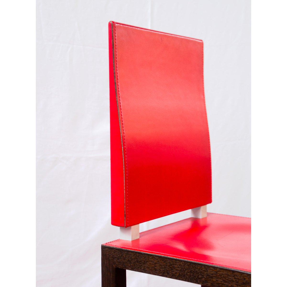 Chaise en bois et cuir rouge Alma N°2130 - Bon état noir, DEBONGOUT