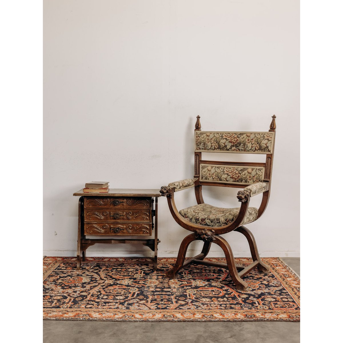 Grand fauteuil en bois sculpté et tapisserie florale Ernest N°1608 - Bon état bois foncé, DEBONGOUT