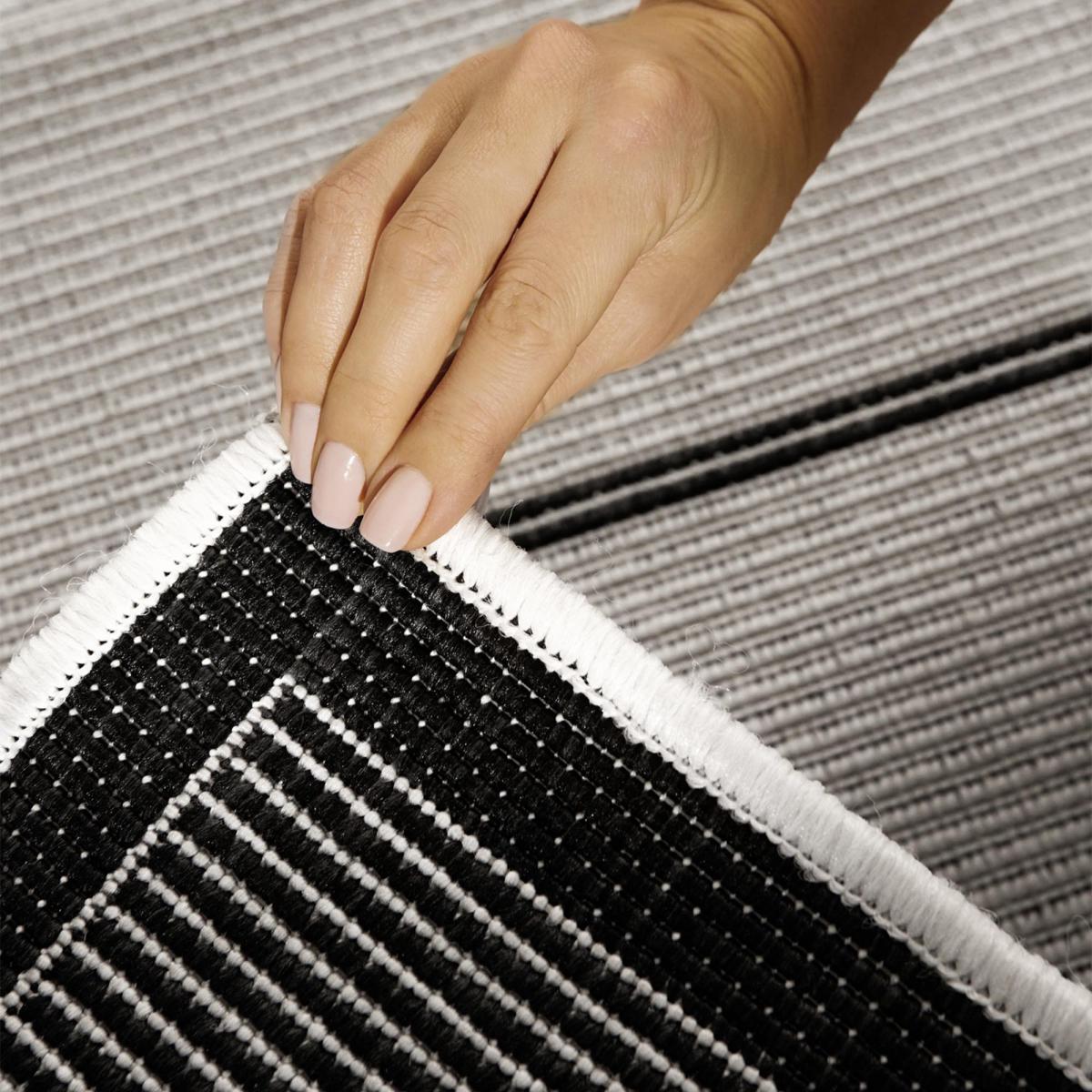 Tapis exterieur kilim géométrique, SVENTI, design authentique blanc, noir, UN AMOUR DE TAPIS