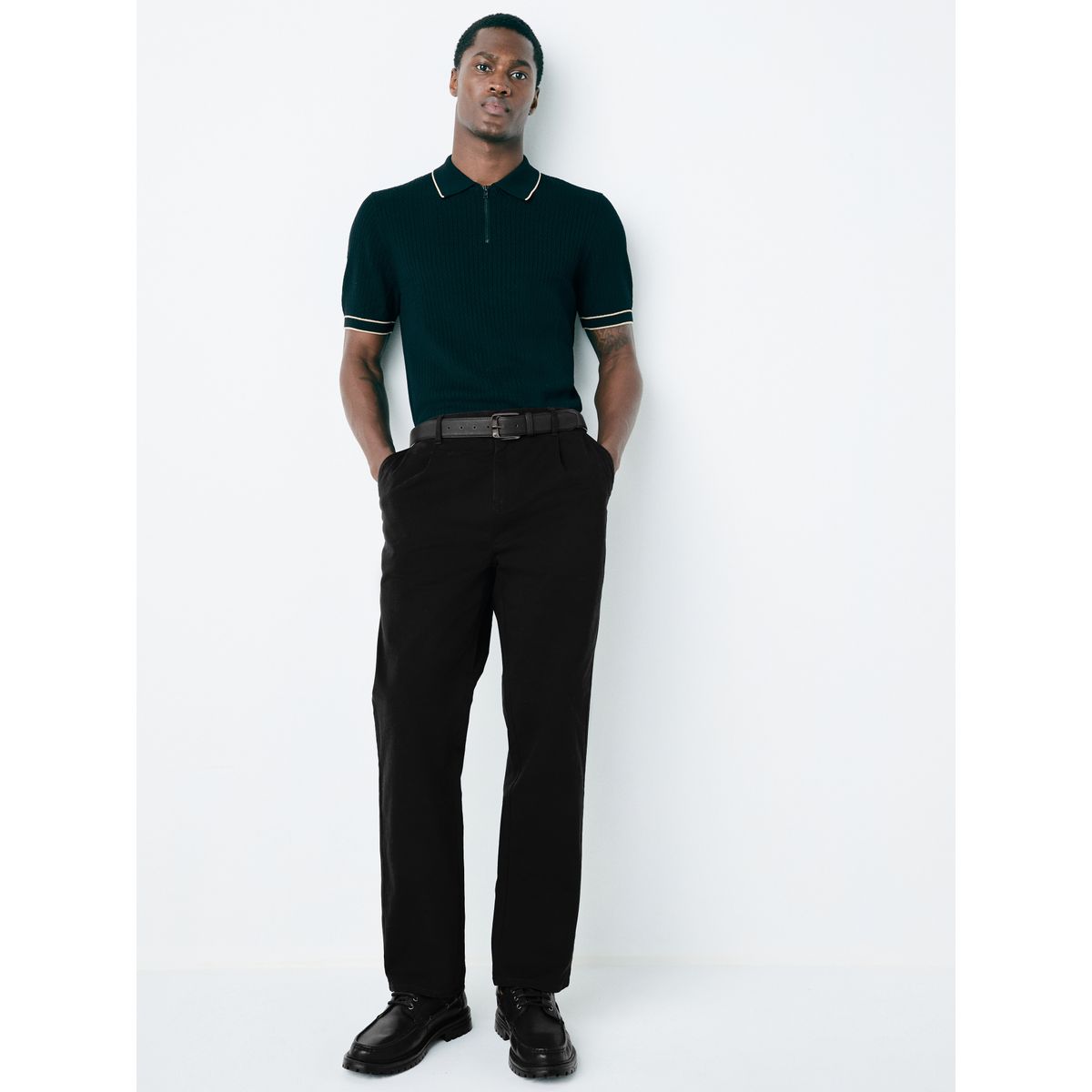 Pantalon chino doux plissé avec ceinture noir, NEXT