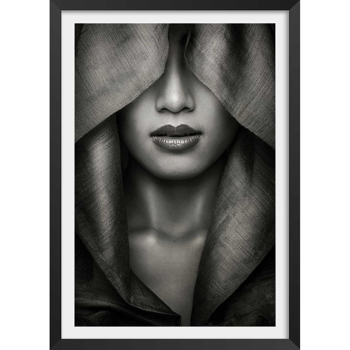 Affiche portrait de femme - Capuche affiche + cadre en bois - noir, HEXOA