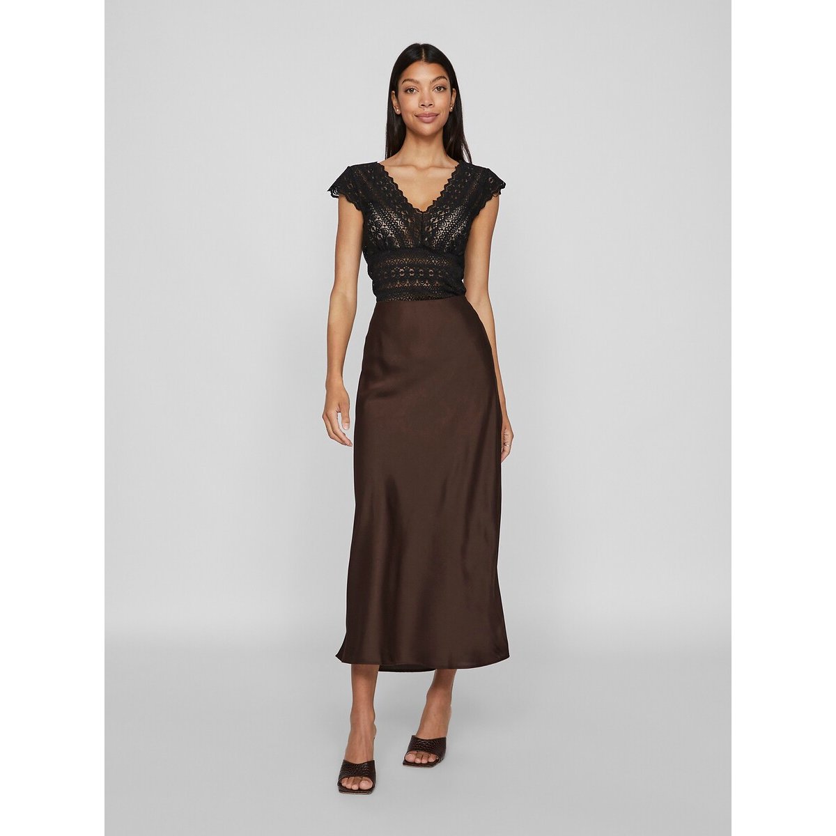 Falda satinada, talle alto chocolate, VILA