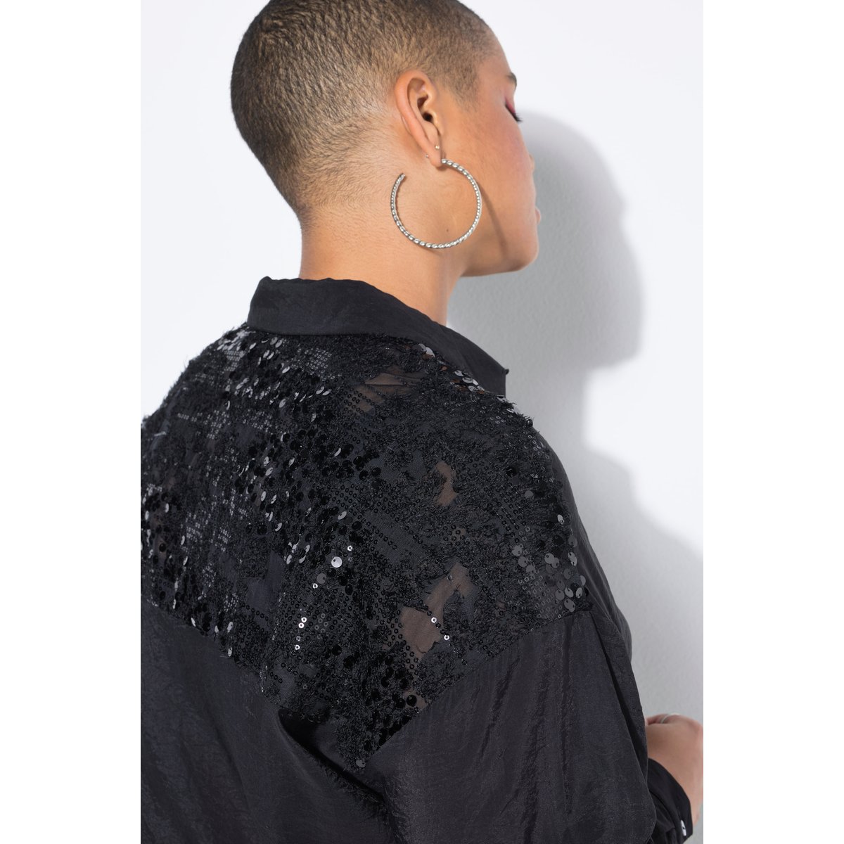 Chemisier oversize. Franges et sequins aux noir, STUDIO UNTOLD