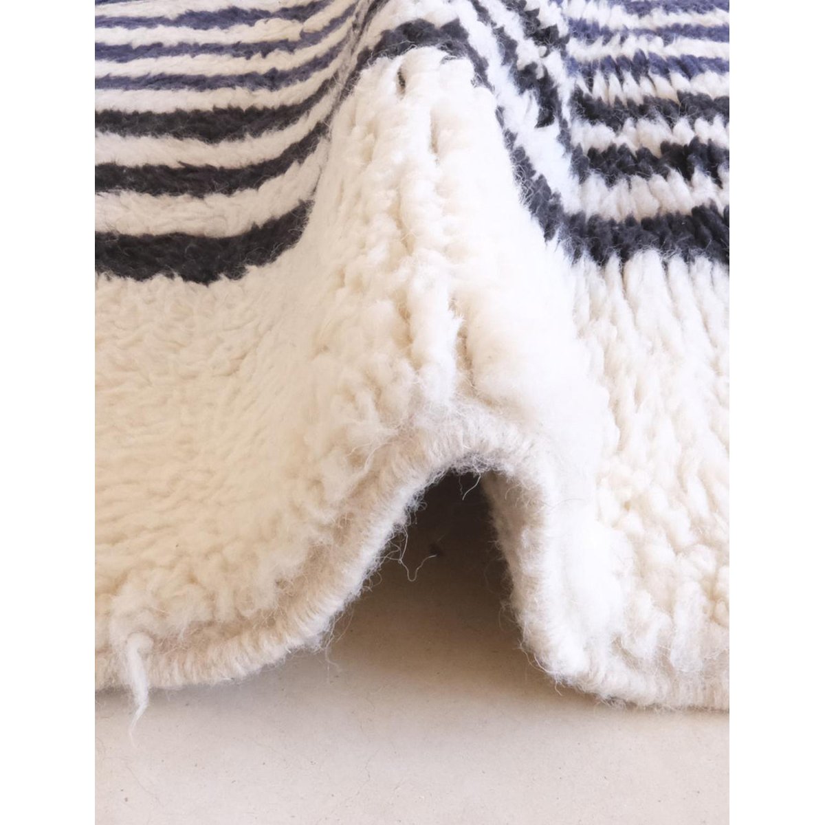Tapis berbère élégant pour intérieur moderne en laine 175 x 268 cm noir intense, AFK LIVING