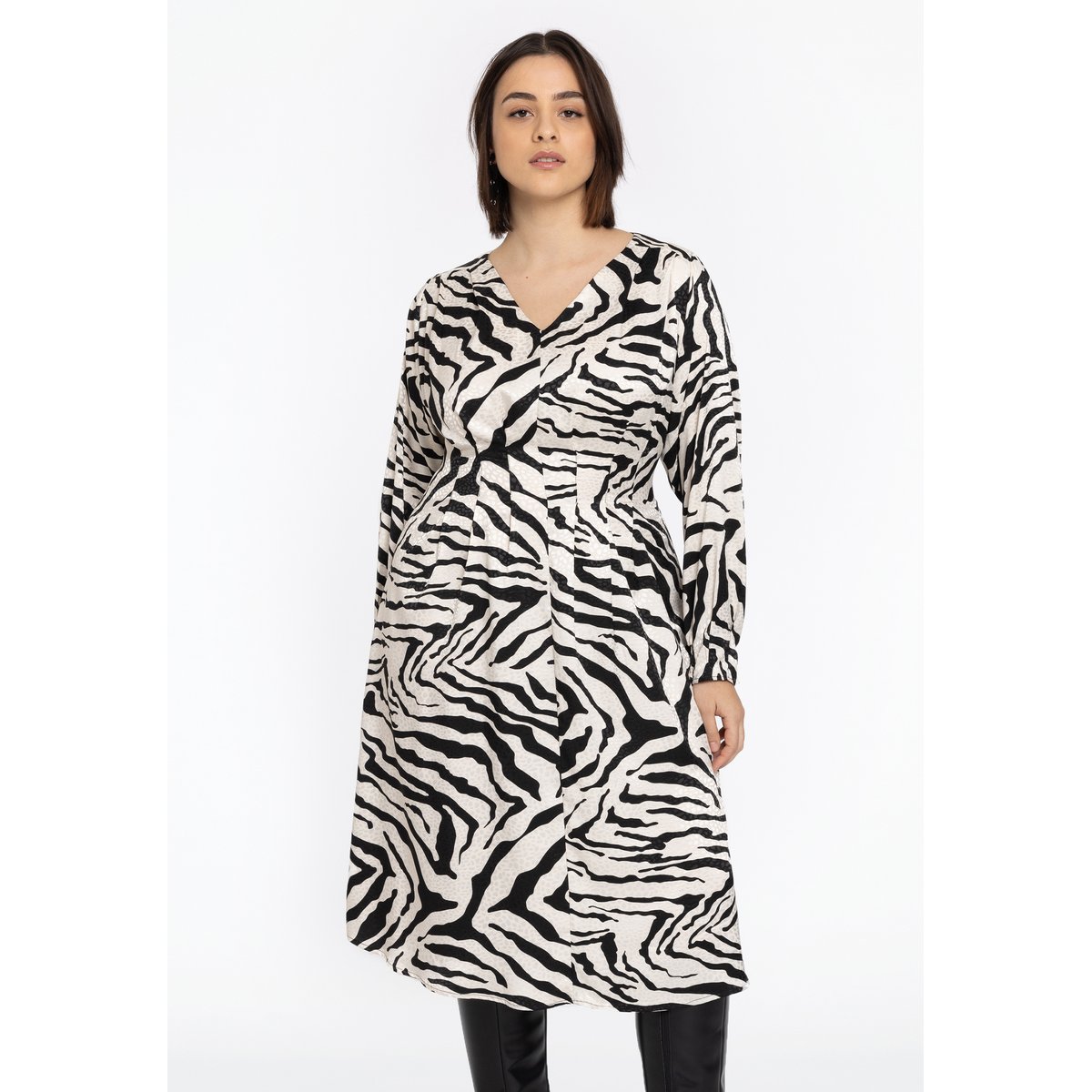 Robe v-cou noir, YOEK