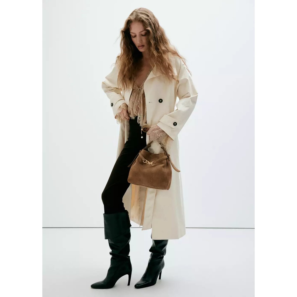 Sac seau en cuir suédé avec détail équestre marron moyen, MANGO