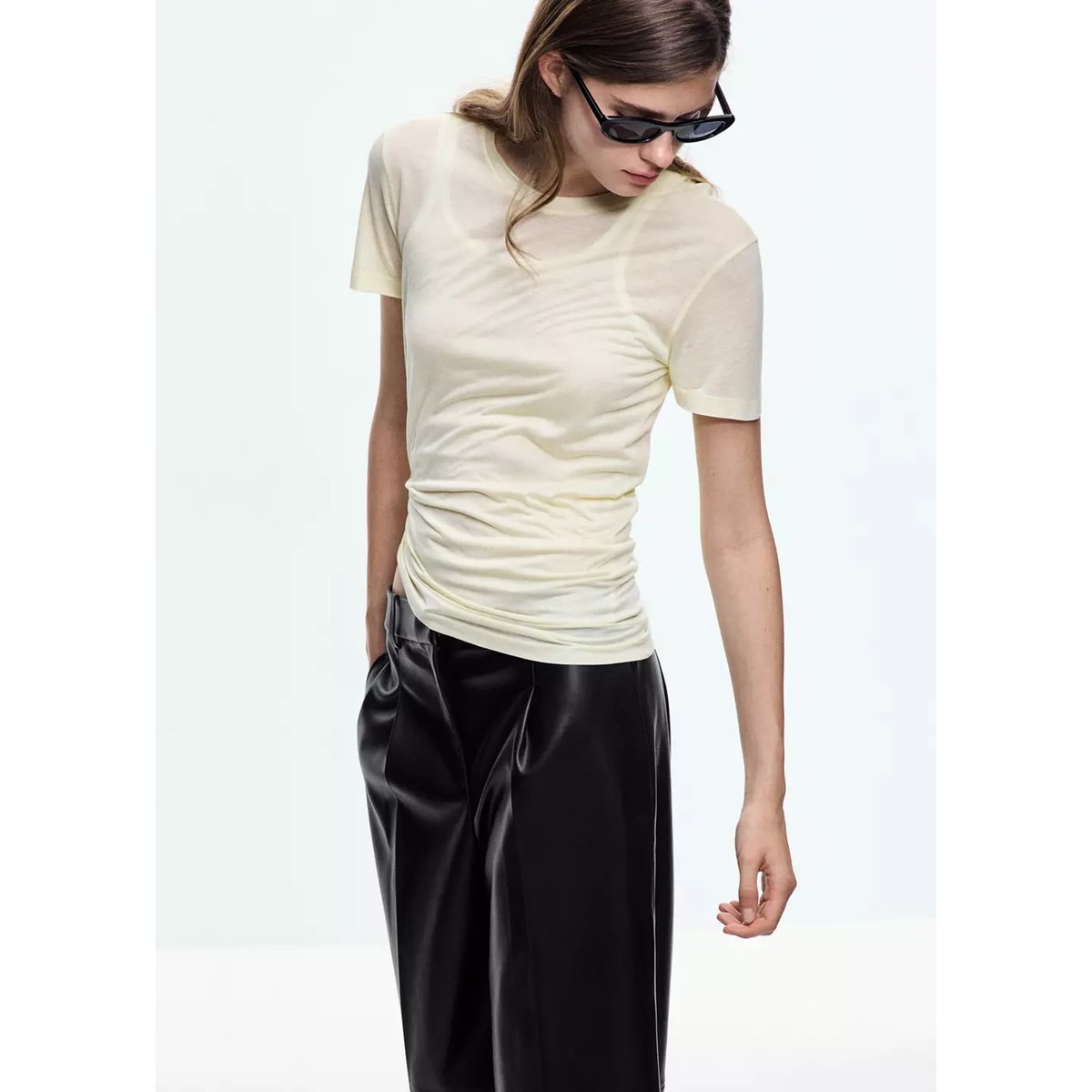 Pantalon large en cuir synthétique noir, MANGO