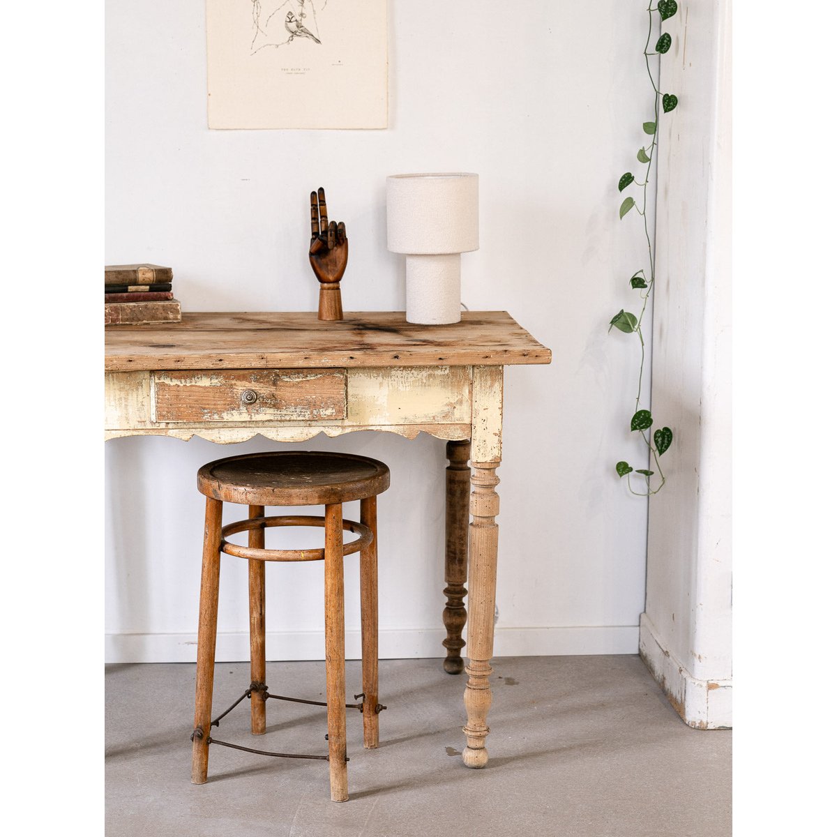 Bureau ancien en bois patiné jaune Edouard N°562 - Bon état bois clair, DEBONGOUT