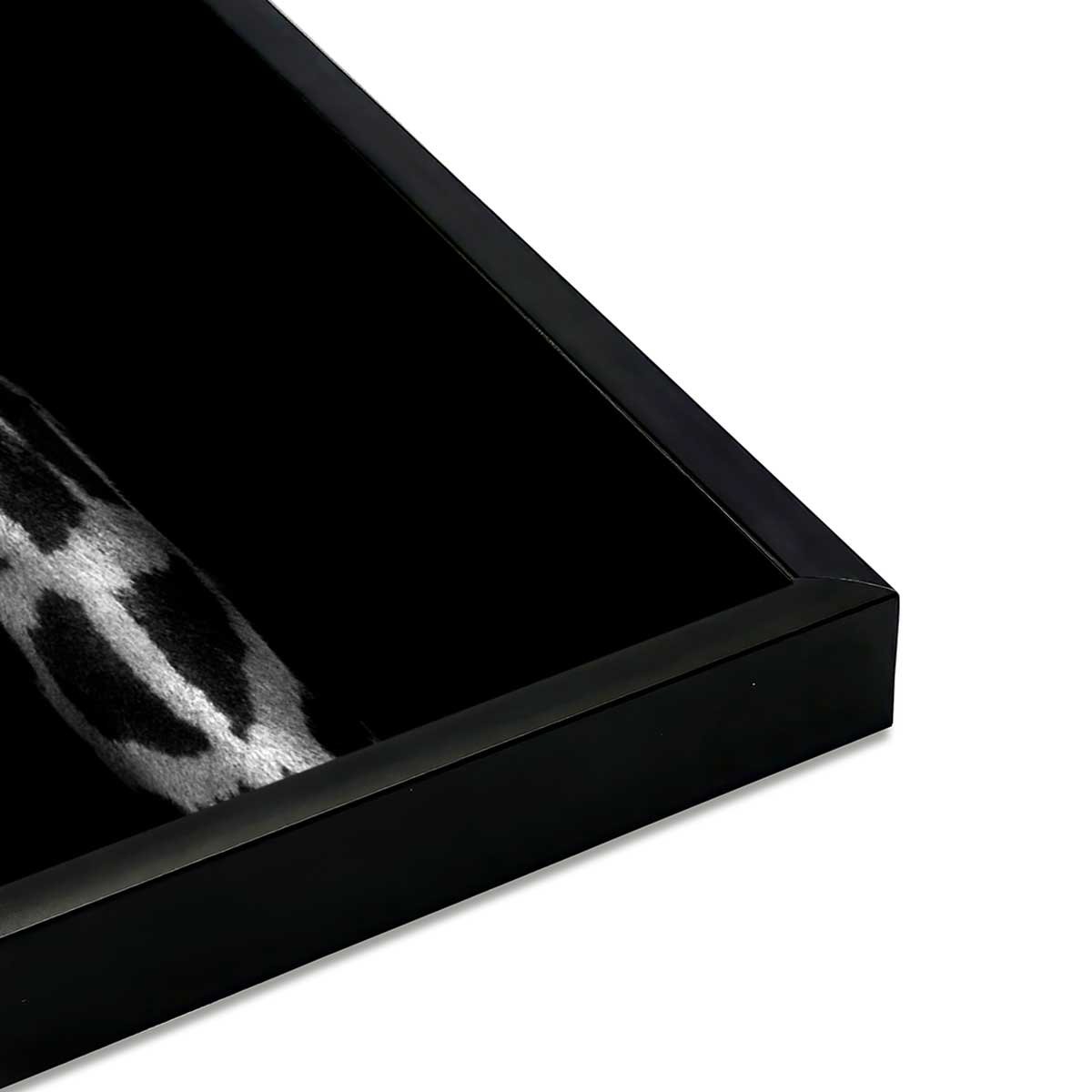 Affiche encadrée girafe en noir et blanc sur fond noir affiche + cadre en métal - noir, HEXOA