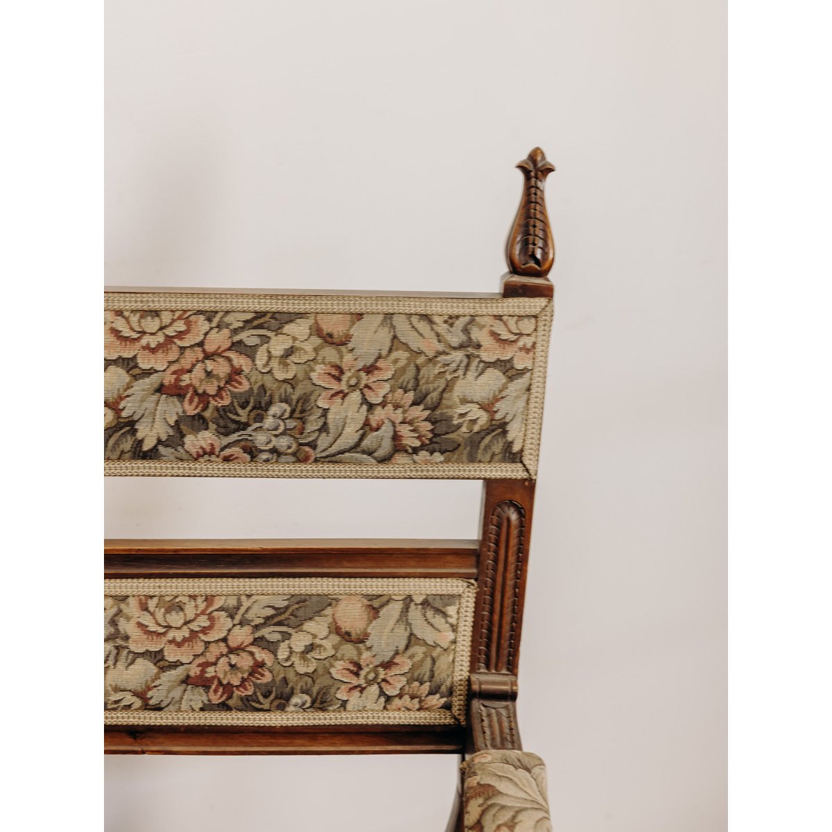 Grand fauteuil en bois sculpté et tapisserie florale Ernest N°1608 - Bon état bois foncé, DEBONGOUT