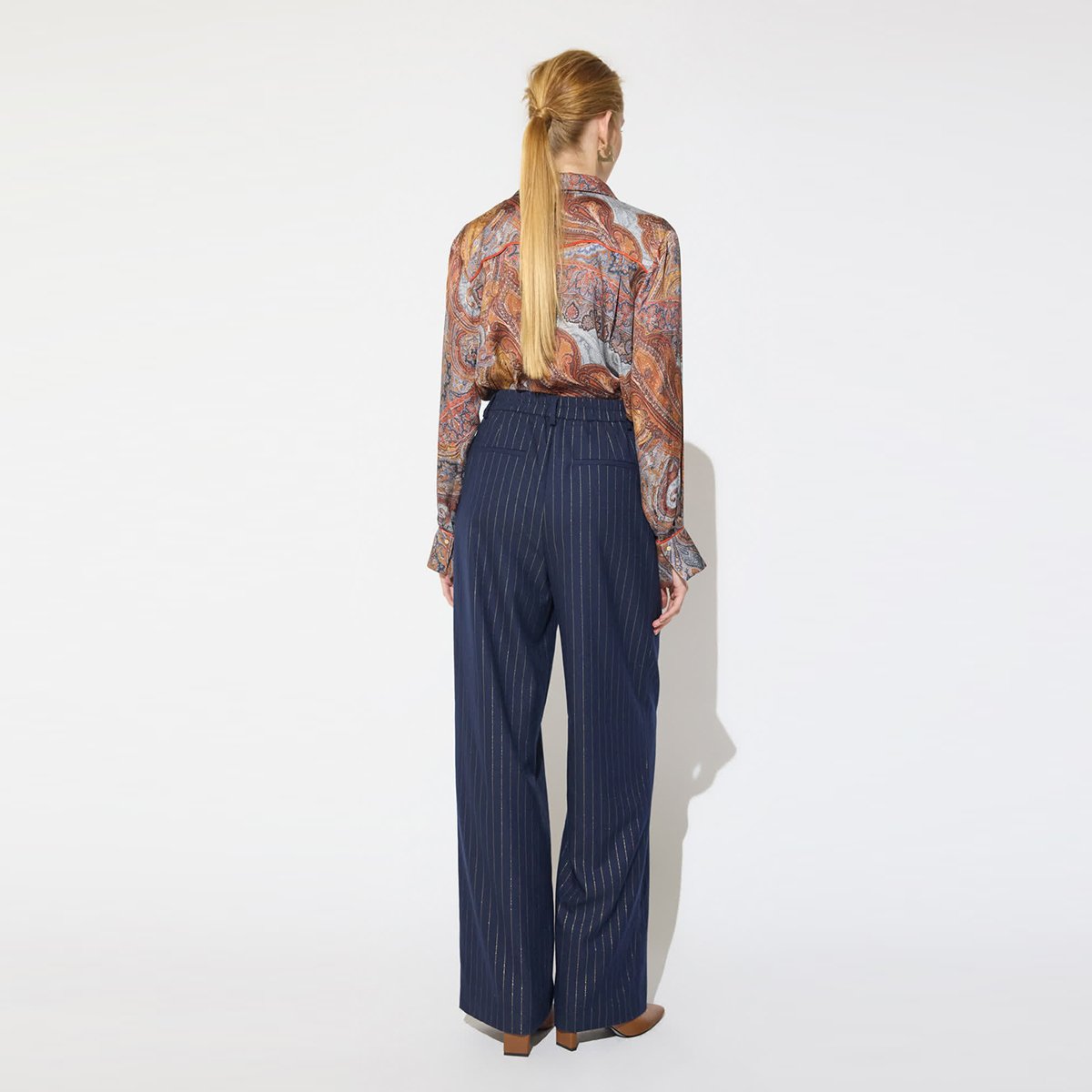 Pantalon palazzo à fines rayures et boucle ceinture bleu nuit, LOLA CASADEMUNT