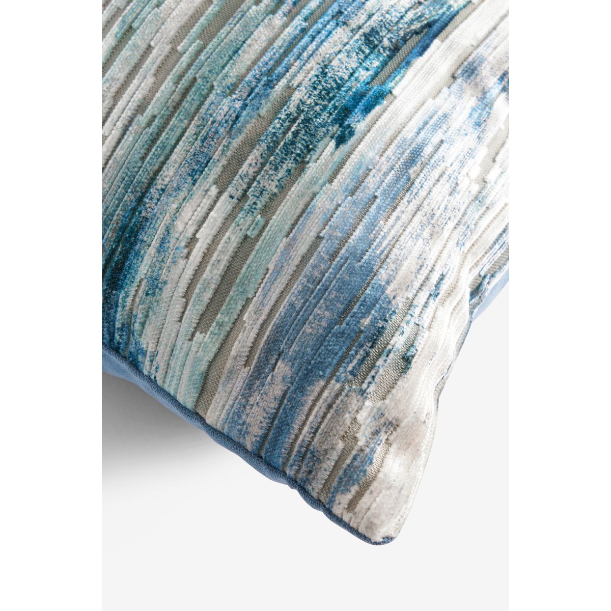 Coussin rayé en velours effet flou bleu, NEXT