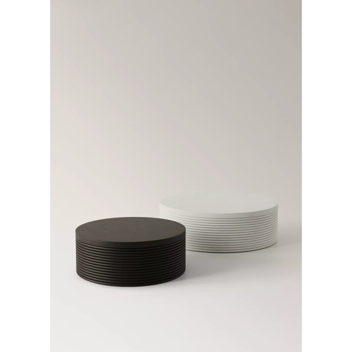 Boîte ronde de taille moyenne en bois noir, MANGO HOME
