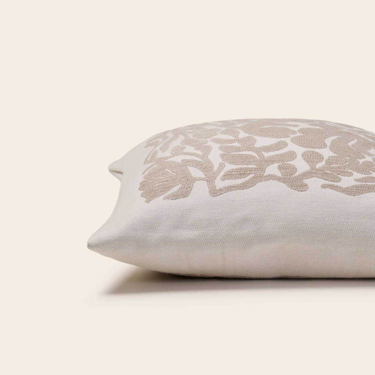 Housse De Coussin en Jacquard floral SILENE ivoire et taupe, MADURA