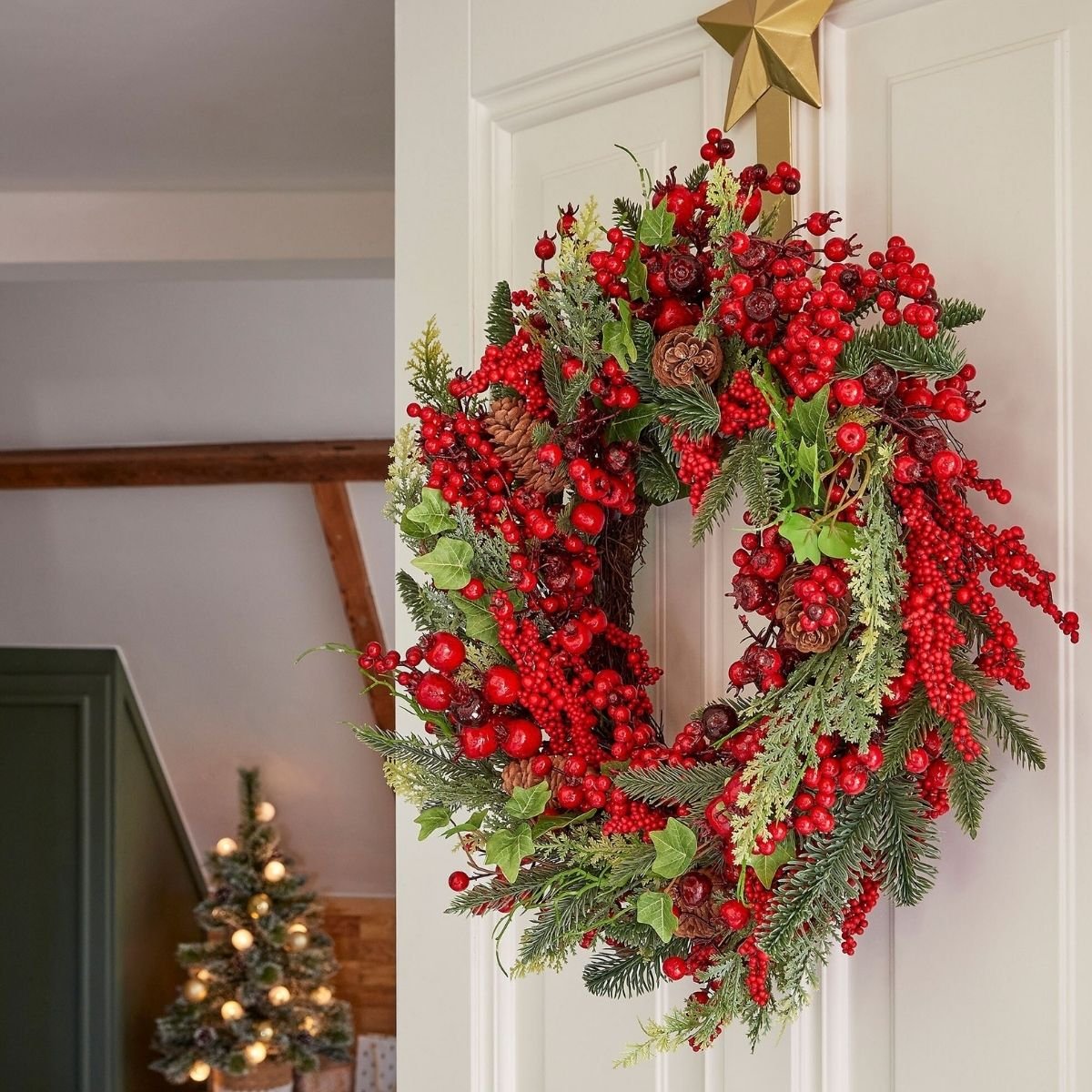 Couronne de Noël avec pommes de pin Ø40 cm NORAH rouge, MICA DECORATIONS