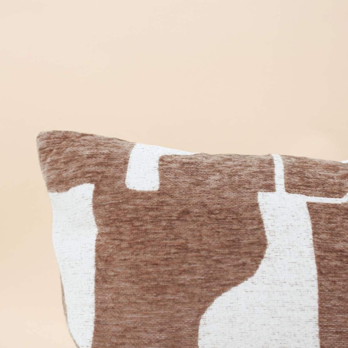 Coussin en jacquard chenille motifs ethniques 30x70cm marron, ORNAMI