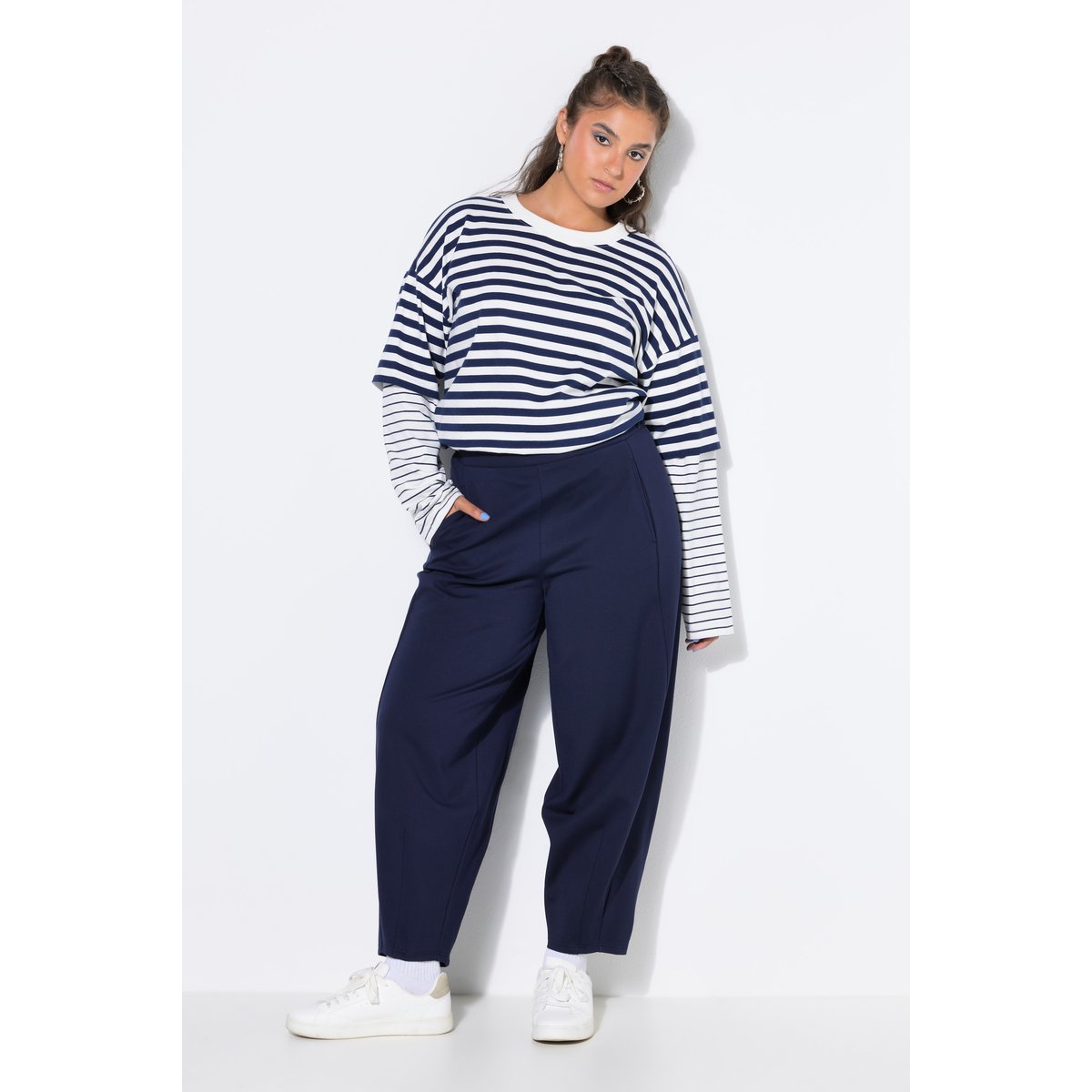 Pantalon coupe « barrel » bleu nuit, STUDIO UNTOLD