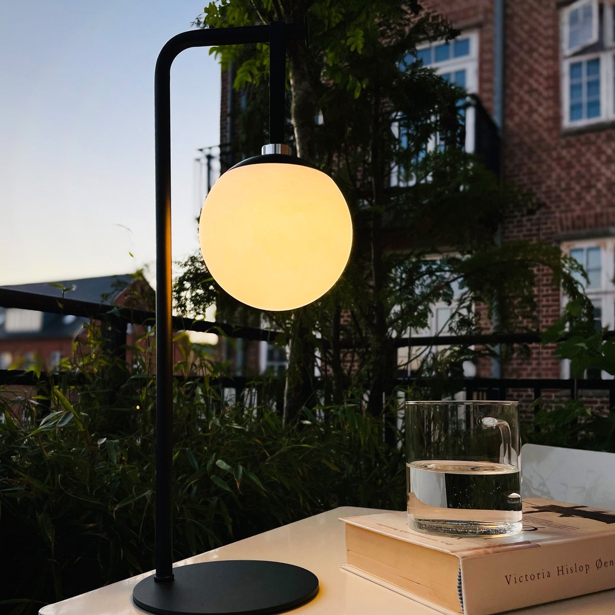 Lampe de table extérieure LED à intensité variable noire/blanche ODIN - Boule lumineuse rechargeable USB-C noir, DYBERG LARSEN