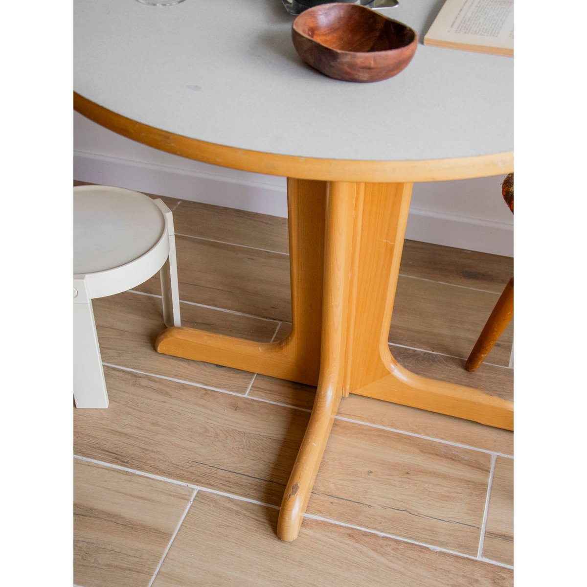 Table à manger en formica et piétement en bois Karla N°1269 - Bon état bois clair, DEBONGOUT