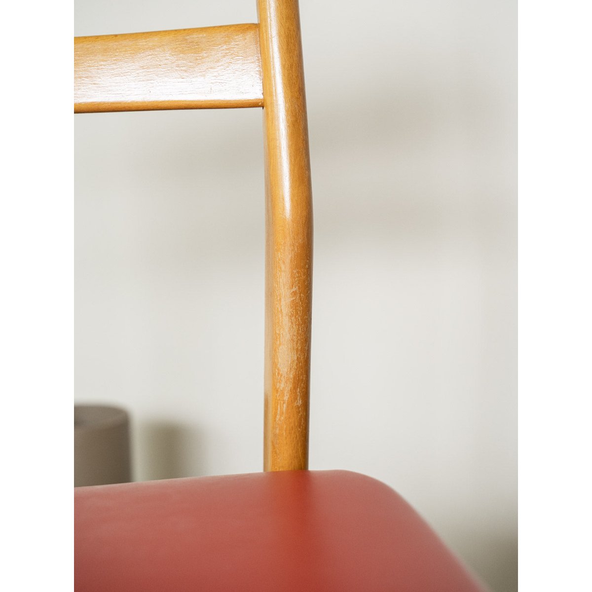 Paire de chaises scandinaves Alma N°2000 - Bon état bois clair, DEBONGOUT