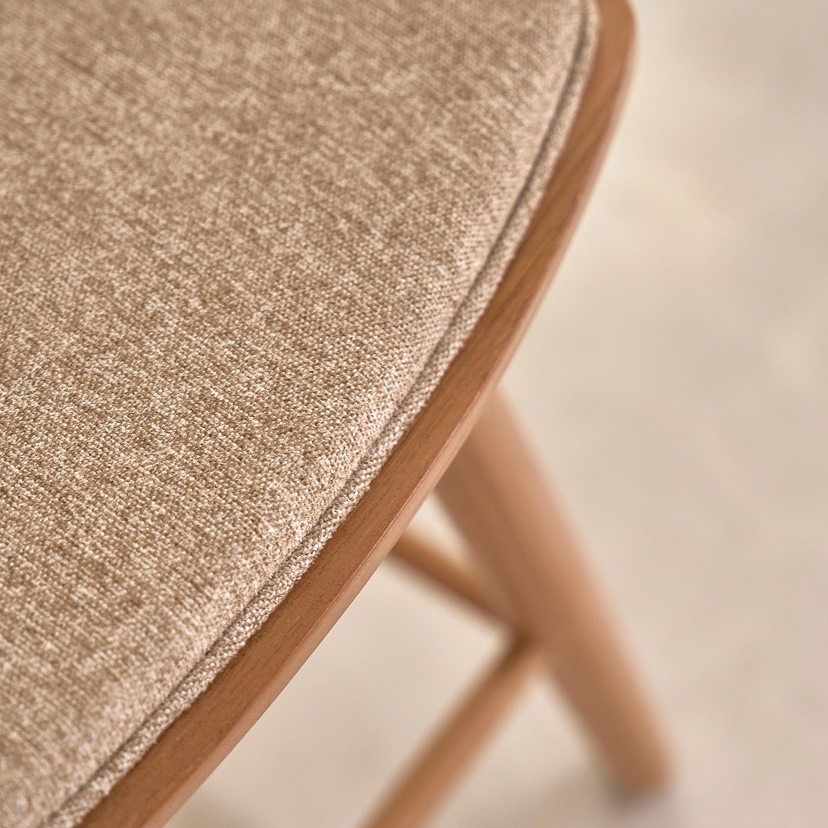 Tabouret en teck massif et velours AMBRE grege, BERAH GETAH