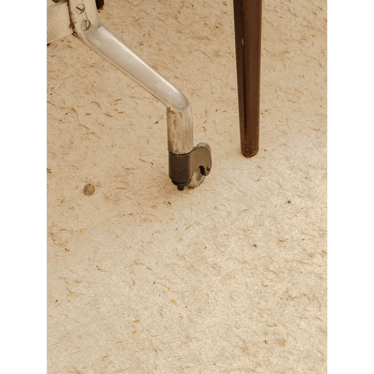 Table d'appoint industrielle en fer Hanna N°1627 - Bon état argenté, DEBONGOUT