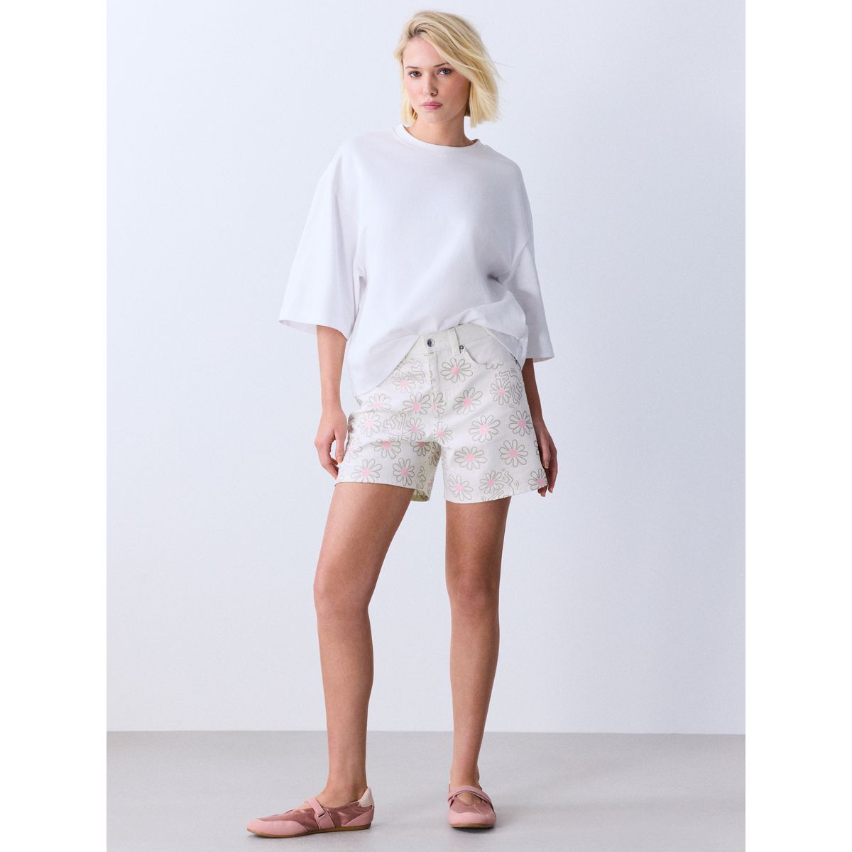 Short taille mi-haute en jean à ourlet fendu blanc, NEXT