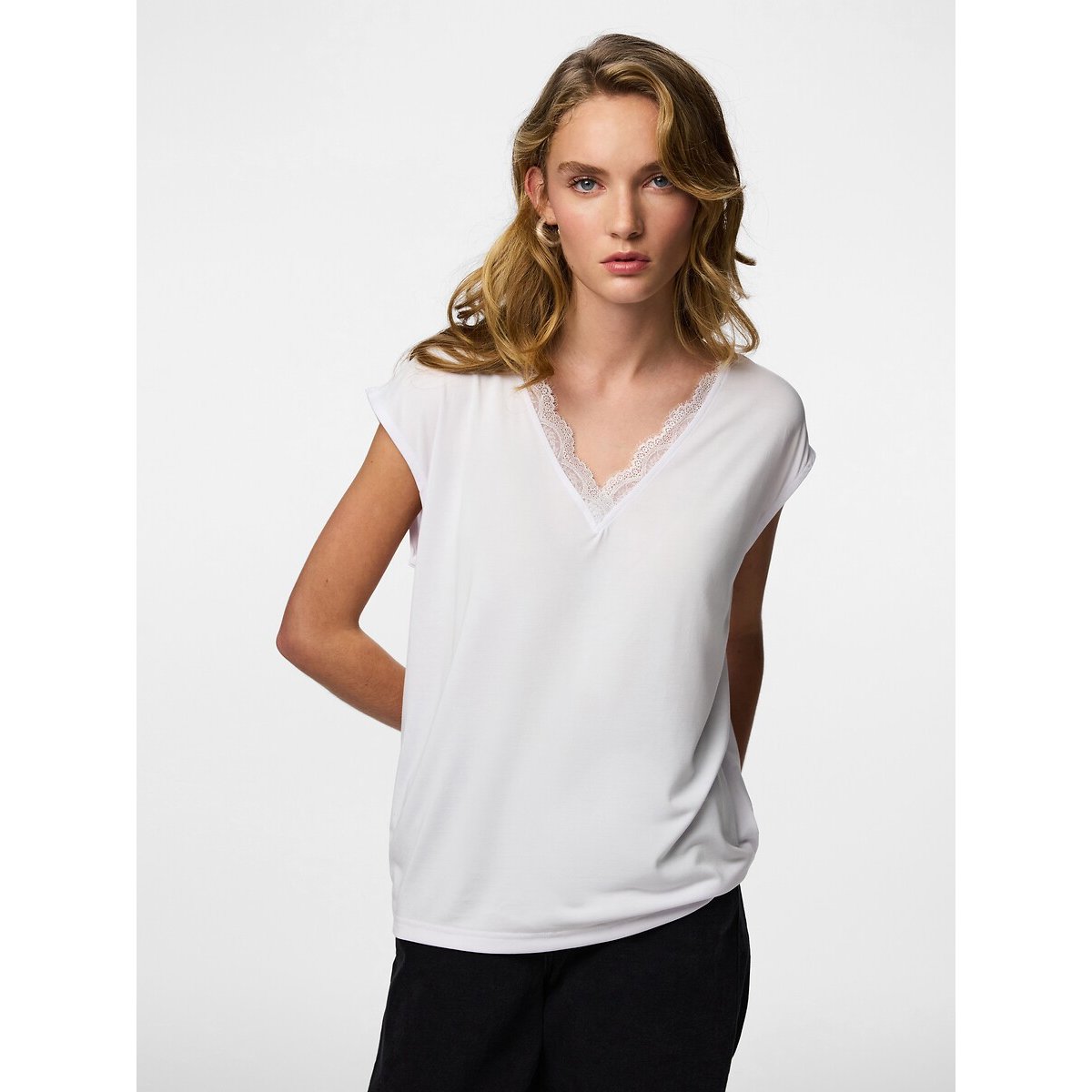 T-shirt manches courtes , col V blanc, PIECES
