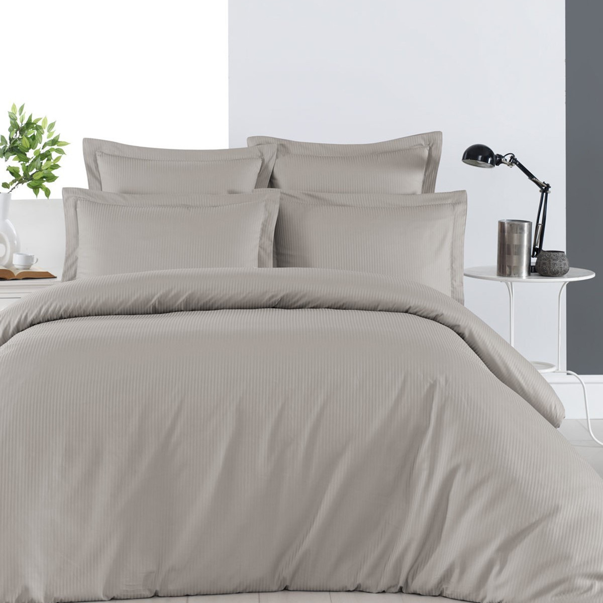 Lot de 2 taies d'oreiller rayées en satin de coton 120 fils VERSALUXE taupe, SENSEI MAISON