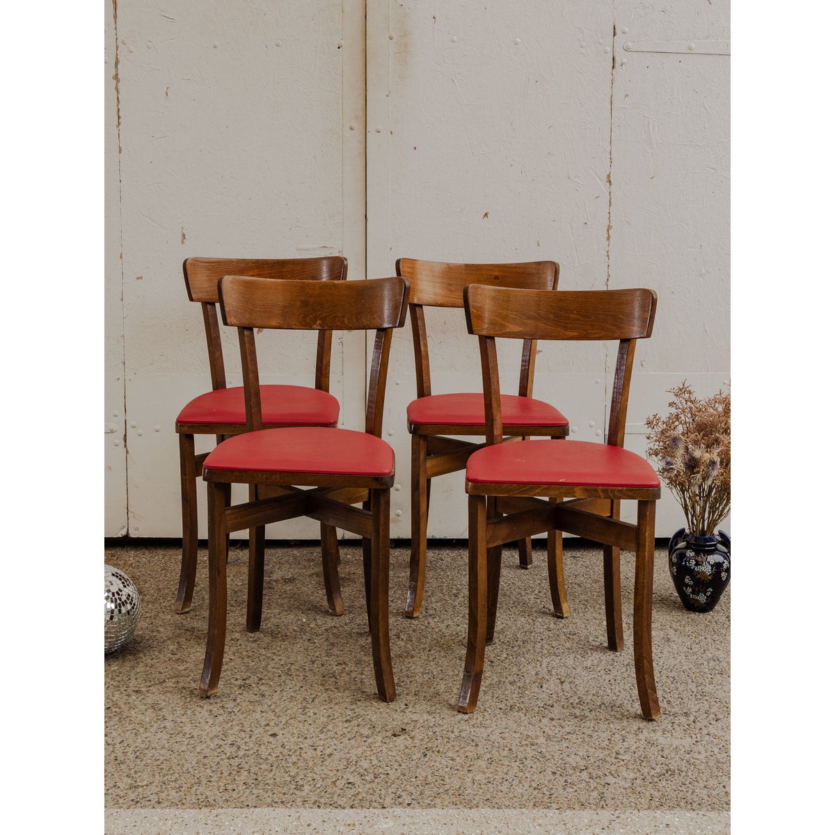 Lot de 4 chaises en simili cuir rouge Alma N°1605 - Bon état bois foncé, DEBONGOUT