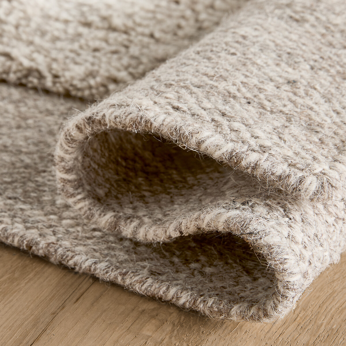 Tapis descente de lit, noué à la main, en laine majoritaire, EDGI naturel chiné, AM.PM