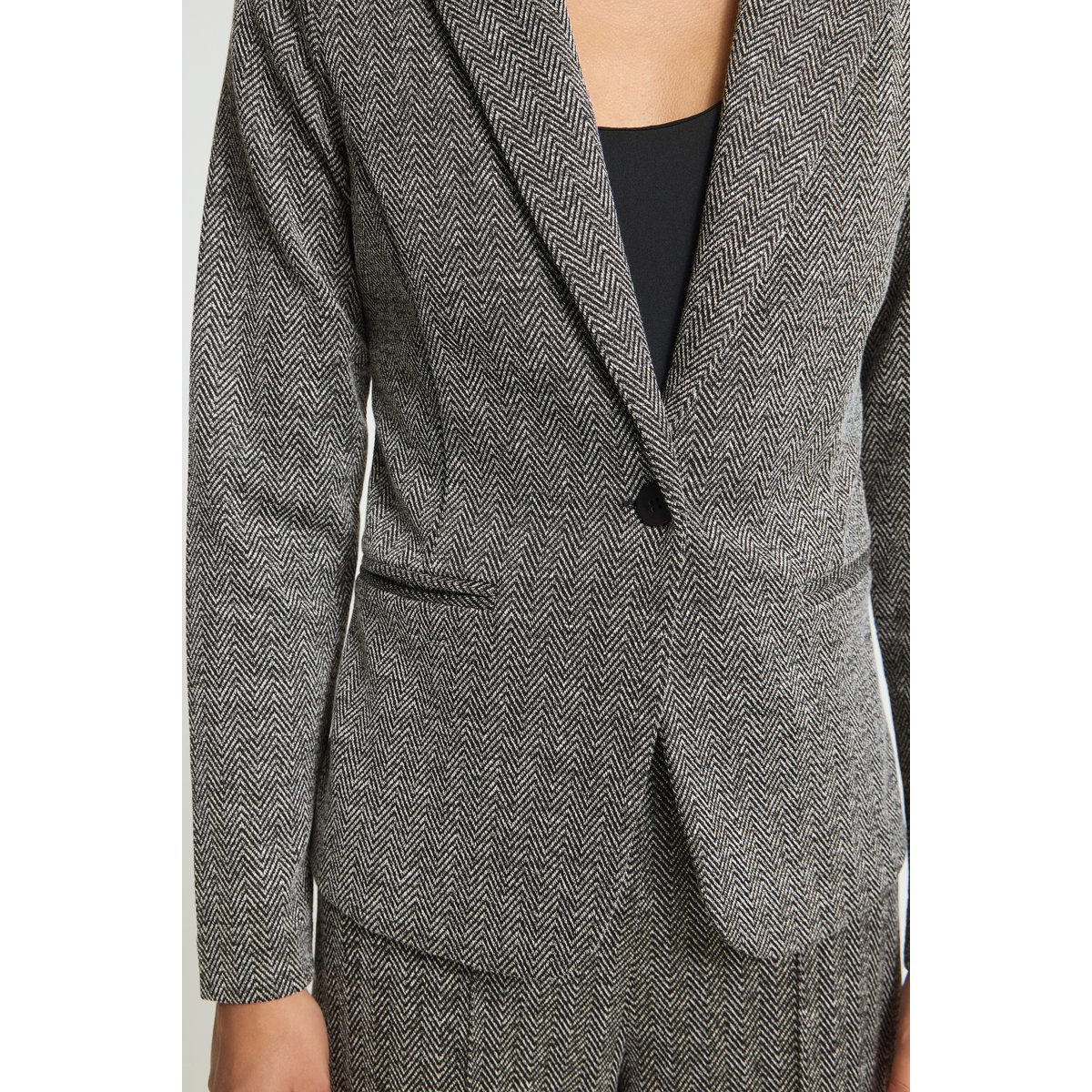 Blazer manches longues, col à revers et fermé par un bouton noir blanc black/white herringbone, ICHI