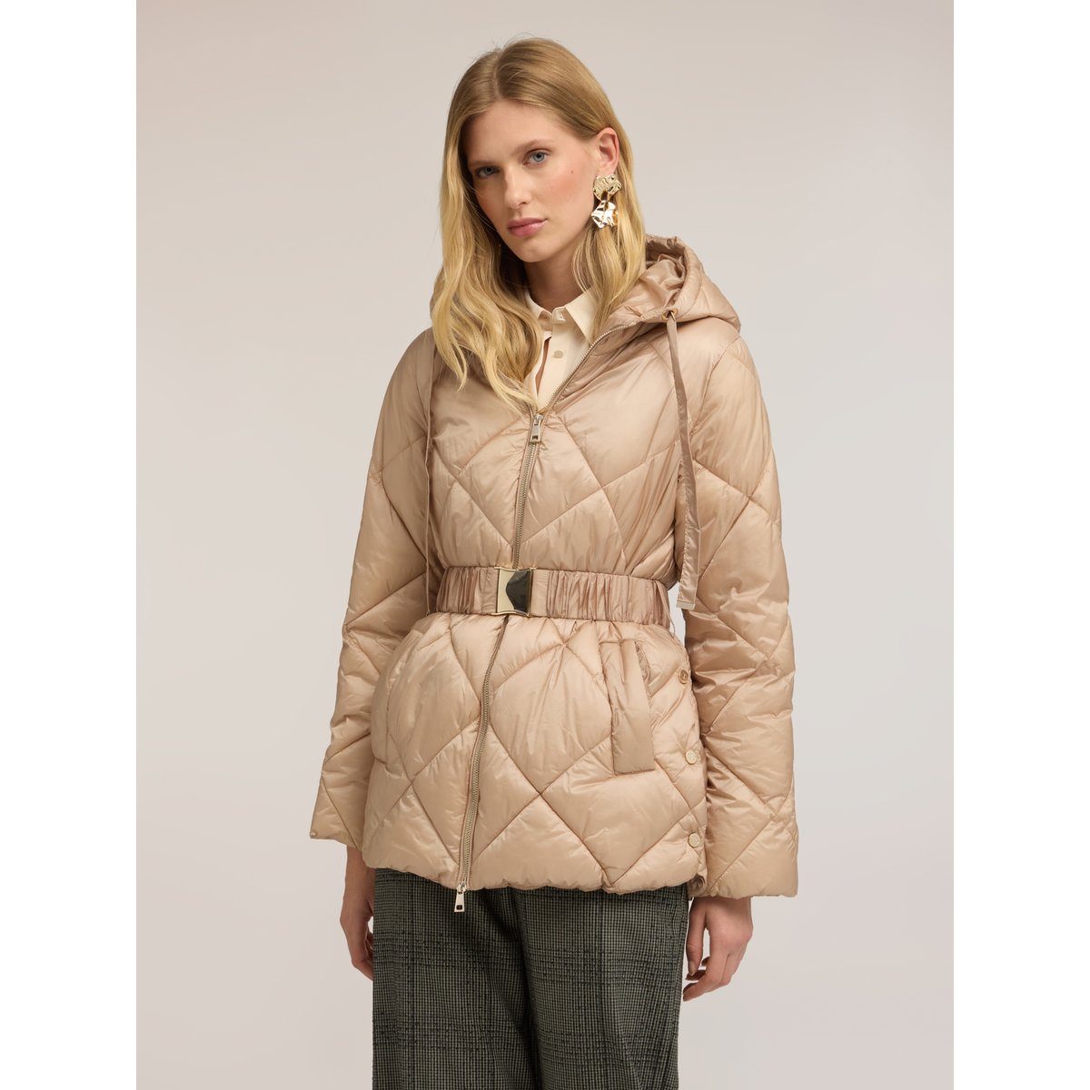 Veste matelassée légère avec ceinture à la taille beige, MOTIVI