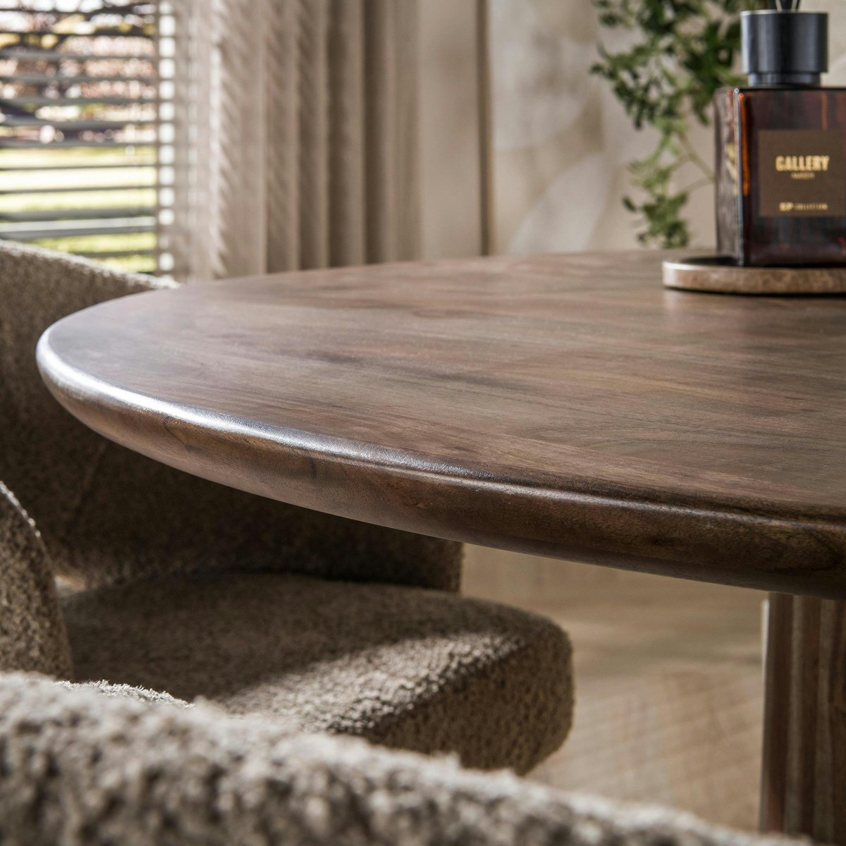 Table ronde en bois d'acacia foncé design organique Ø130 cm NAKO marron, PIER IMPORT