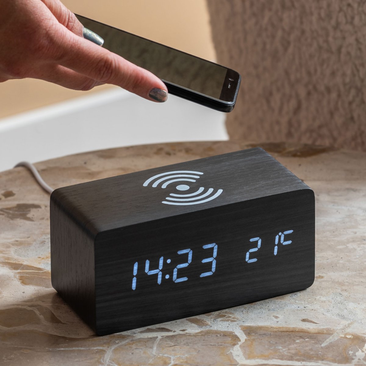 Réveil en bois avec chargeur téléphone- BLOCK noir, KARLSSON