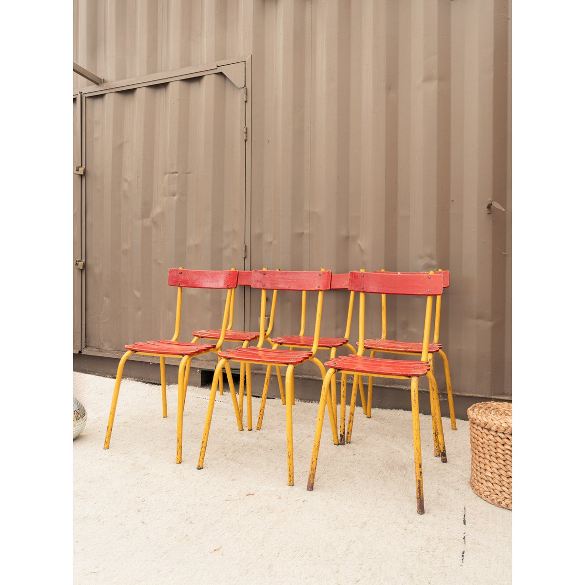 Lot de 6 chaises en métal rouge et jaune Alma N°2020 - Bon état rouge, DEBONGOUT