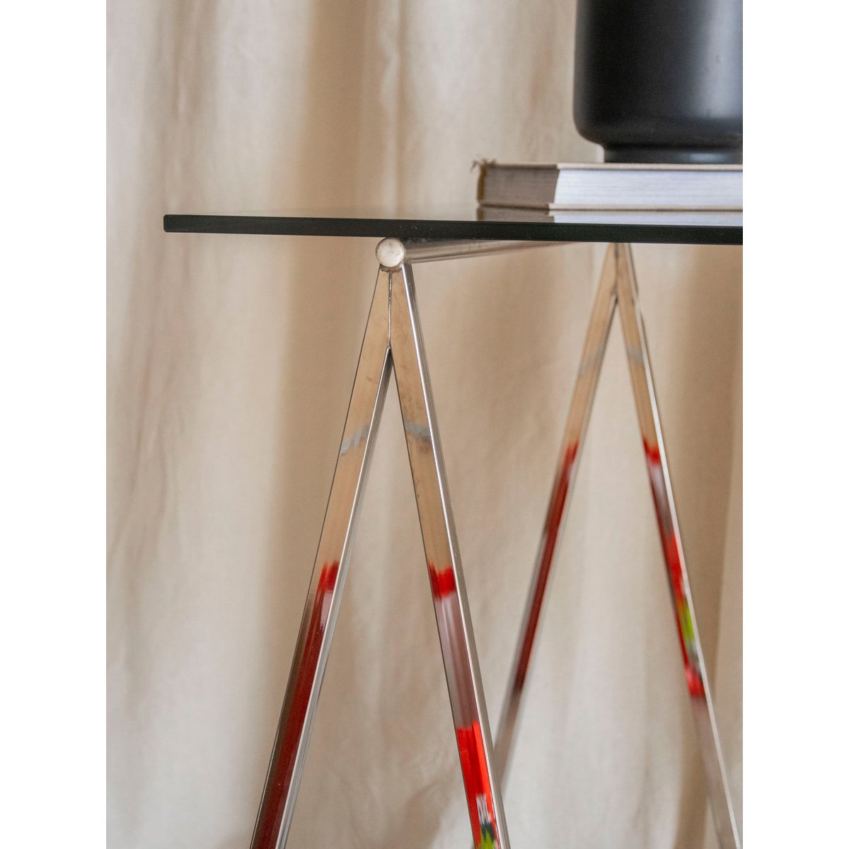 Bureau au plateau en verre fumé et pieds en chrome Yvan N°547 - Bon état fumé, DEBONGOUT