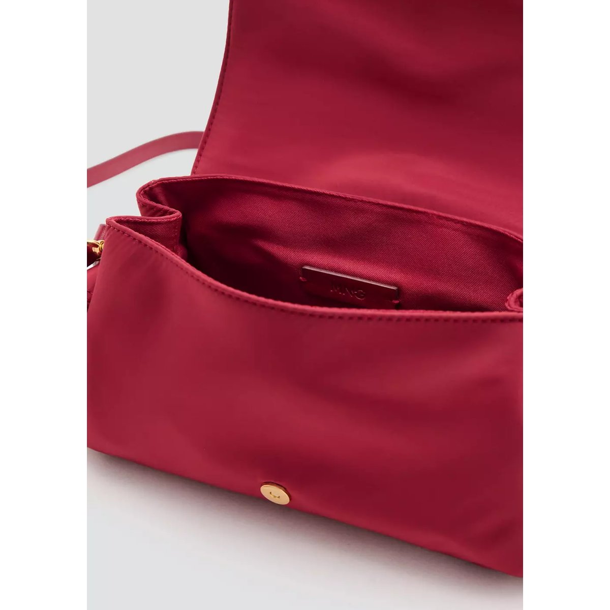 Sac bandoulière avec poches et boucle rouge, MANGO