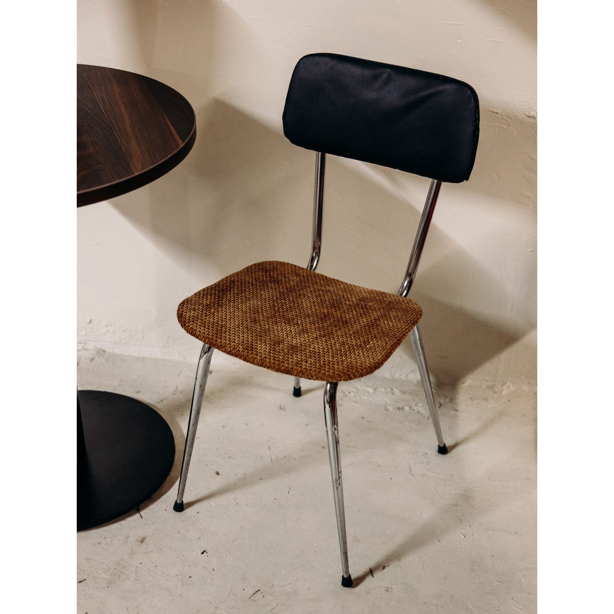 Chaise aux lignes épurées Alma N°1969 - Bon état vert, DEBONGOUT
